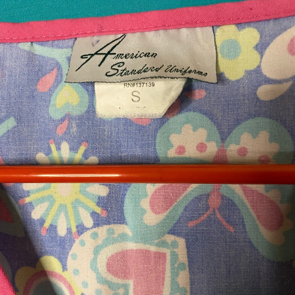 🌸🦋Spring Time Scrub Top🦋🌸 - Picture 3 of 5